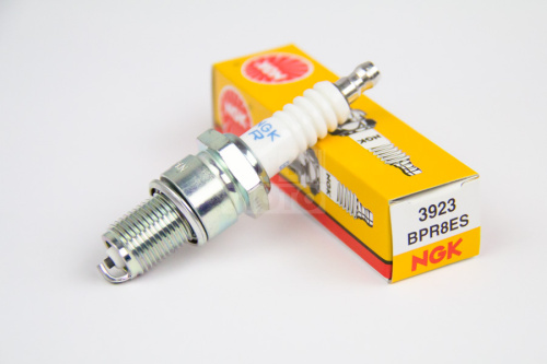 Свеча зажигания 4T BPR8ES NGK Свеча зажигания 4T BPR8ES NGK